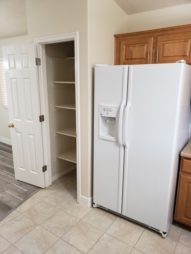Building Photo - Bright Home with 2 Car Garage