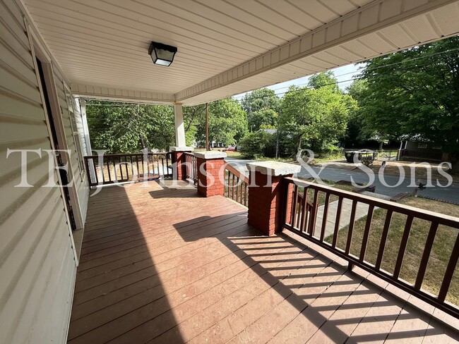 Building Photo - Charming 2 Bedroom Home with Rocking Chair Front Porch Near Downtown Winston-Salem