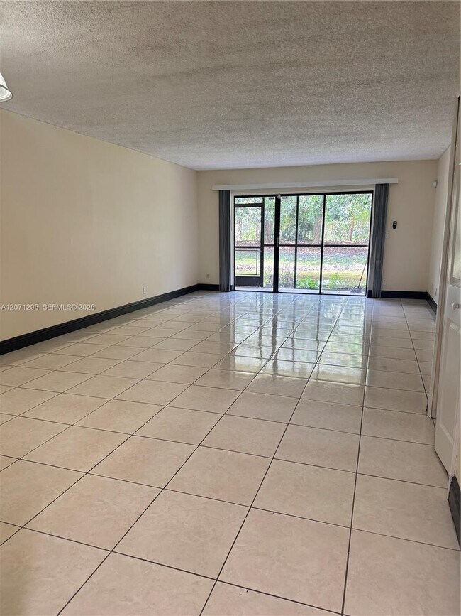 Building Photo - 215 Lakeview Dr
