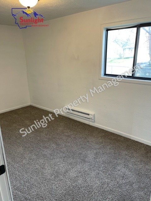 Building Photo - Check out this single family home with 3 bedrooms and 2 baths.