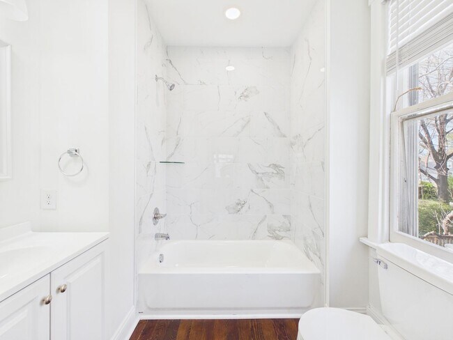 Building Photo - 1703 Oakdale Ave