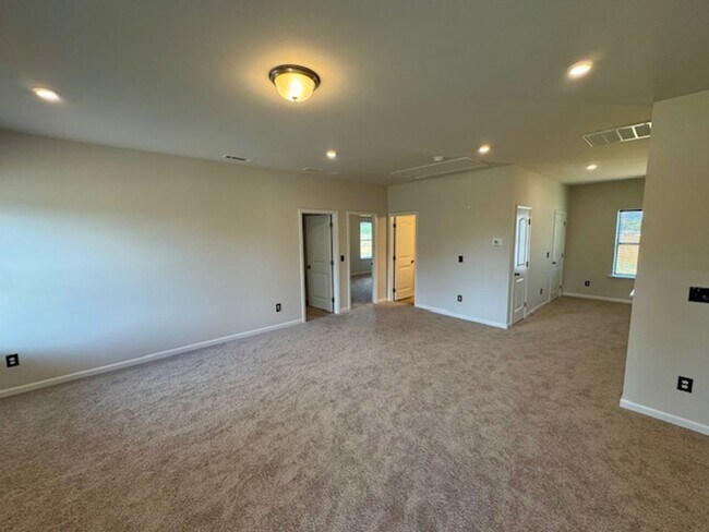 Building Photo - UP TO $500 OFF ONE MONTH!