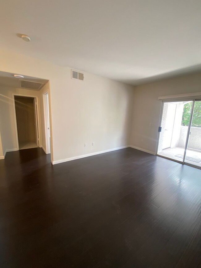 Building Photo - Nicely upgraded 1 bedroom on the South Strip