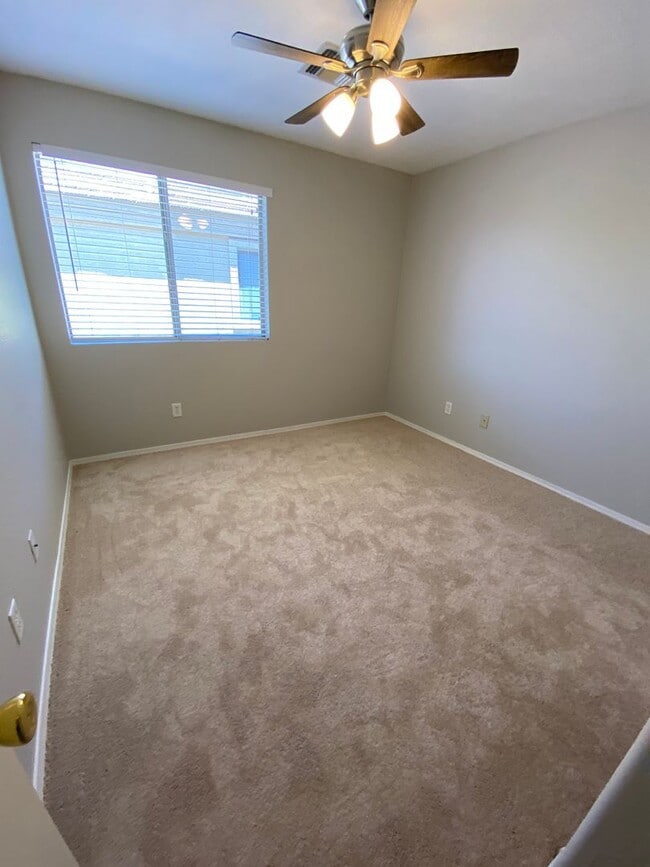 Building Photo - 4 Bedroom, 3 bath, two story with loft in ...