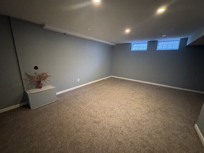 Building Photo - Spacious 4-Bed, 3-Bath Gem on Regent Ave - Your Dream Home Awaits in Brooklyn Park
