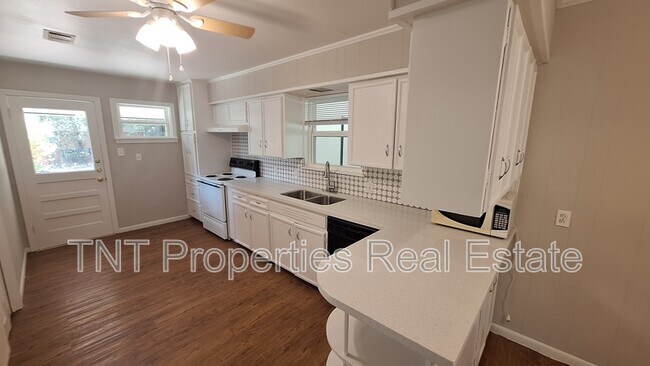 Building Photo - 1618 Willow Dr