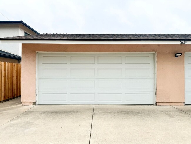 Building Photo - Lovely 3 Bedroom 2 Bathroom Available Now!