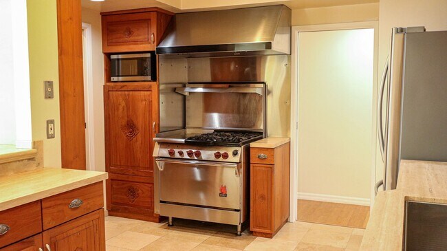 Building Photo - Beautifully Remodeled 3 Bed, 2 Bath Home i...