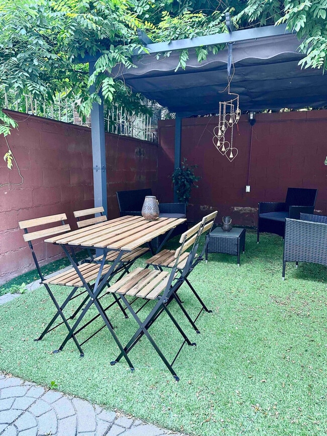 Building Photo - 301 E 104th St