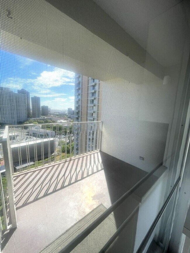 Building Photo - Queen Emma Gardens- King Tower Apt. # 1547