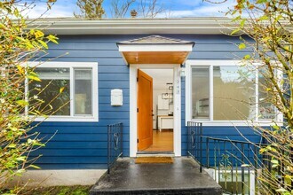 Building Photo - Remodeled Greenlake Charmer