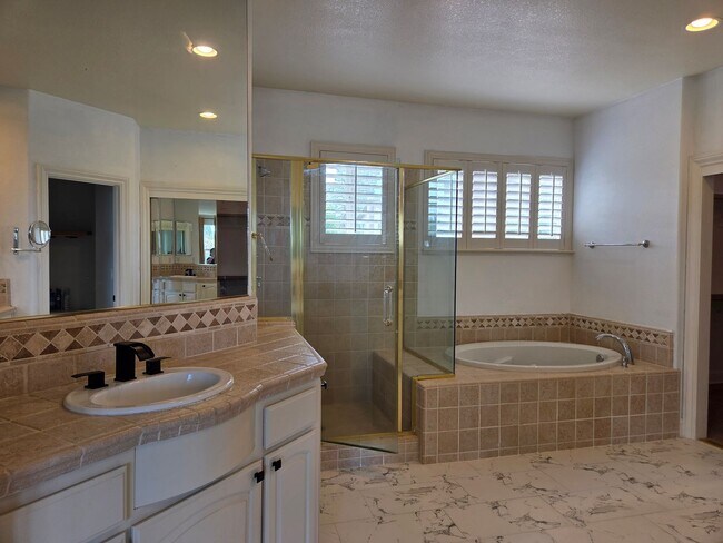 Building Photo - 5 Bdrm, 4 bath home located in Highland View Community off Silva Valley