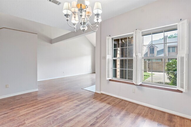 Building Photo - 3122 Camelot Dr