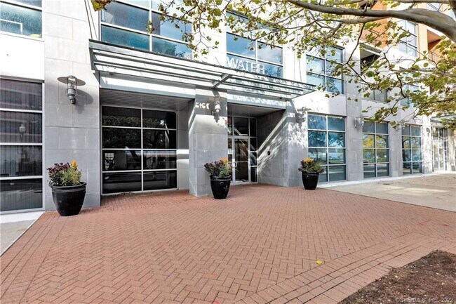 Building Photo - 33 N Water St