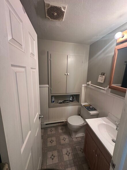 Building Photo - 710 Robindale Dr