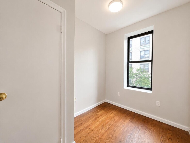 Building Photo - 571 W 159th St