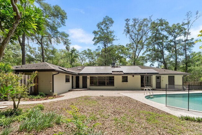 Building Photo - Spacious Pool Home in Desirable NW Gainesville