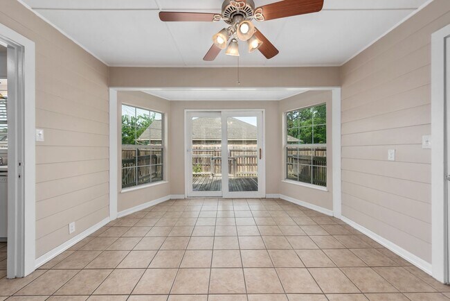 Building Photo - PRE-LEASING Spacious 2 Bed/1 Bath with Har...