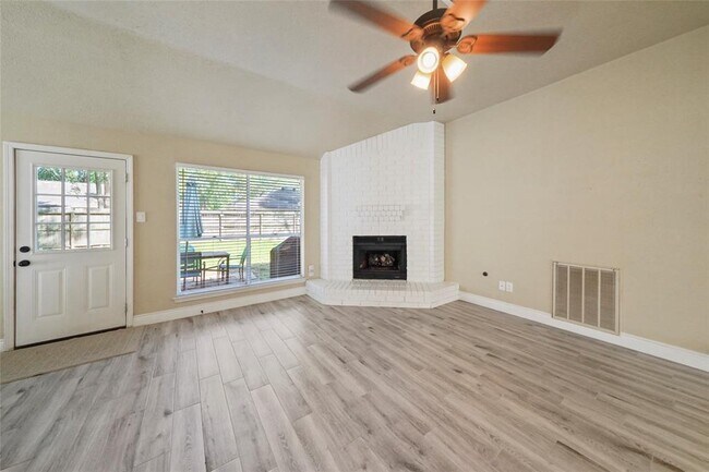 Building Photo - 2911 Parkwood Manor Dr