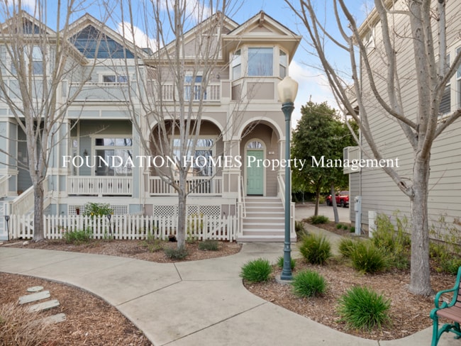 Building Photo - 33 Ranch Dr