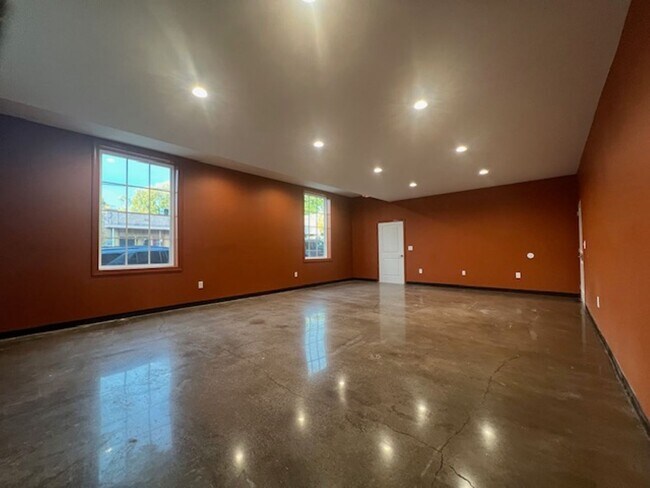 Building Photo - Commercial Space! Perfect for fitness/yoga studio, photography studio/ gallery, retail, or other ...