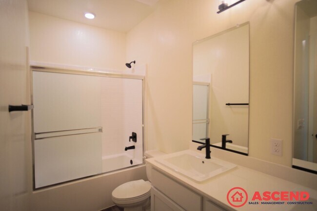 Building Photo - Southwest Home with Solar!