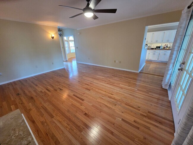 Building Photo - Beautiful 3 bedroom, 2 bath house with one car garage, located on Jonaquins Creek.