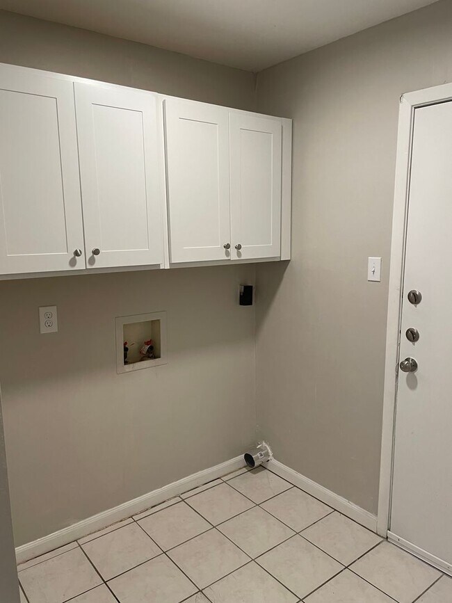 Building Photo - 809 San Saba Dr