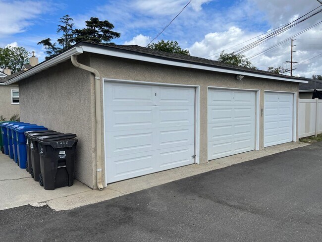 Building Photo - 4254/56/58 Jacinto Way