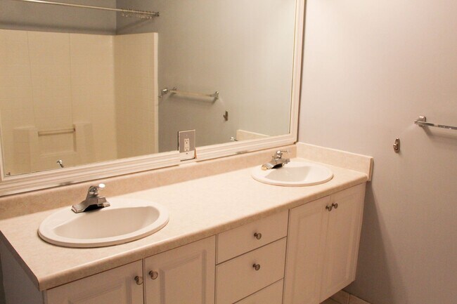 Building Photo - Resort Style Living