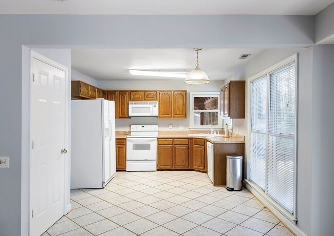 Building Photo - Darling 2 Bedroom Home in Brandermill