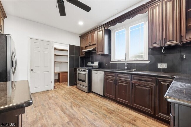 Building Photo - 274 Crawford Terrace