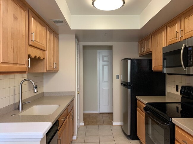 Building Photo - Spacious and Private Condo in The Oaks at Washingtonian Woods