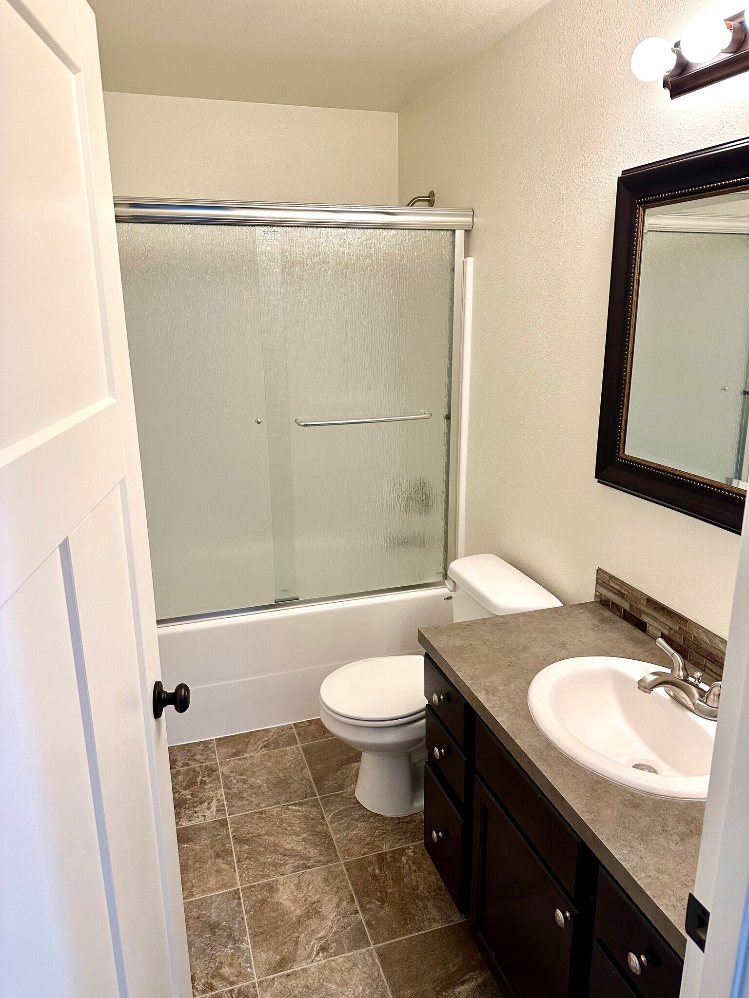 Full tub/shower - 1747 Vela Ln SW