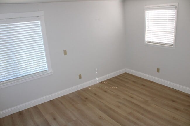 Building Photo - 5910 Skyline Dr