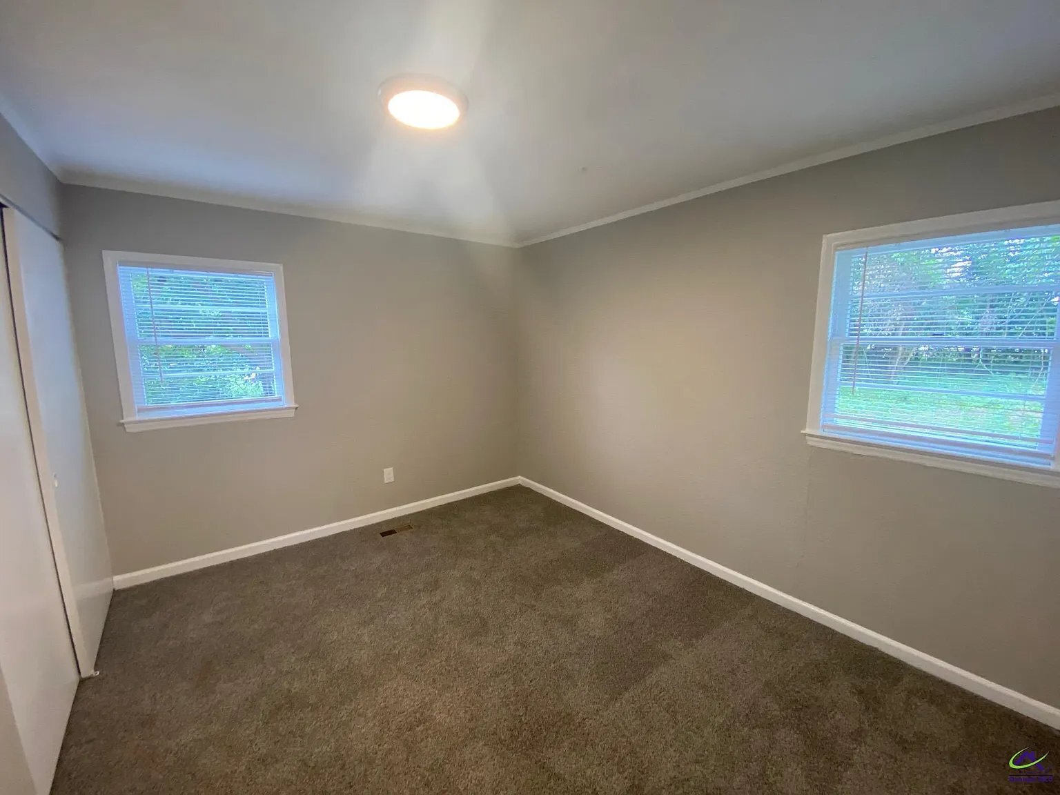 Building Photo - 827 Oak Ridge Dr