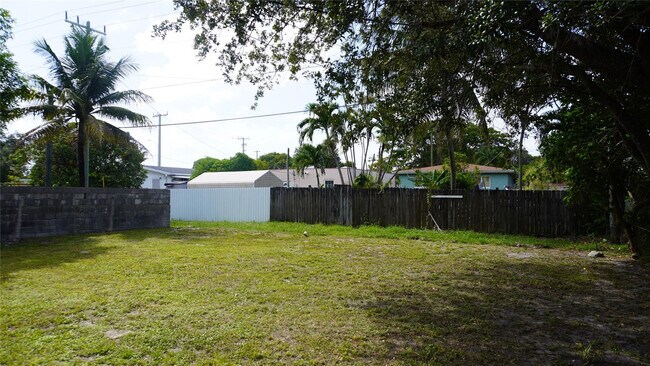 Building Photo - 1011 Sharar Ave