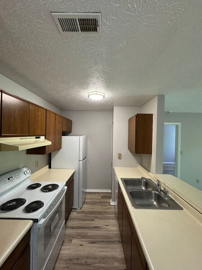 Building Photo - 2 bedroom condo available!