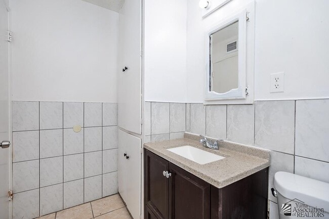 Building Photo - 276 S 17th Ave