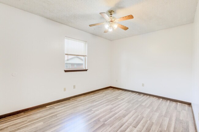 Building Photo - 406 W Southampton Dr