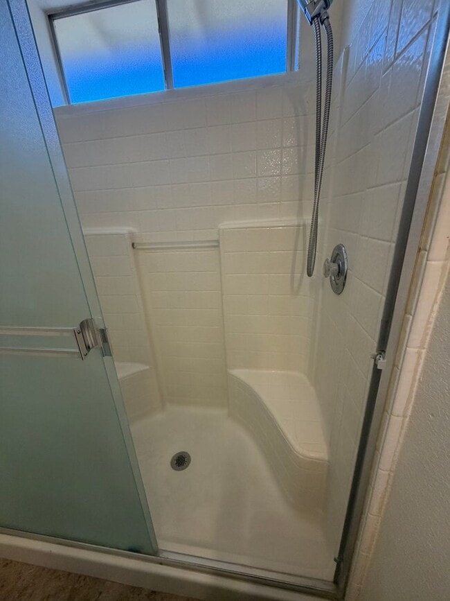 Building Photo - Centrally Located