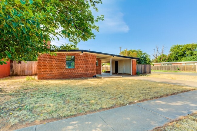 Primary Photo - Chic 3 Bedroom in Caprock