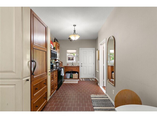 Building Photo - 206 5th St S
