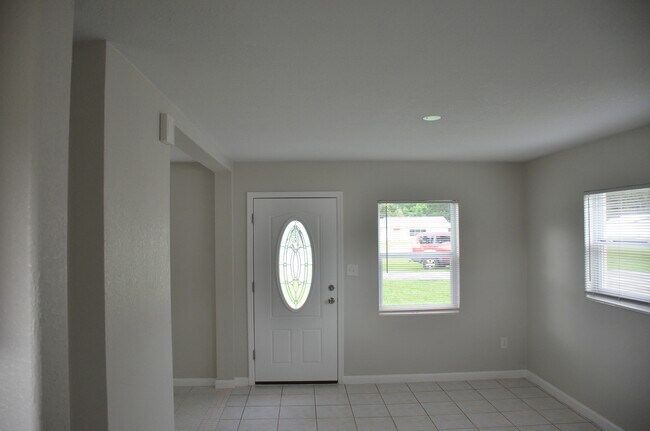 Building Photo - 480 Garden Dr S