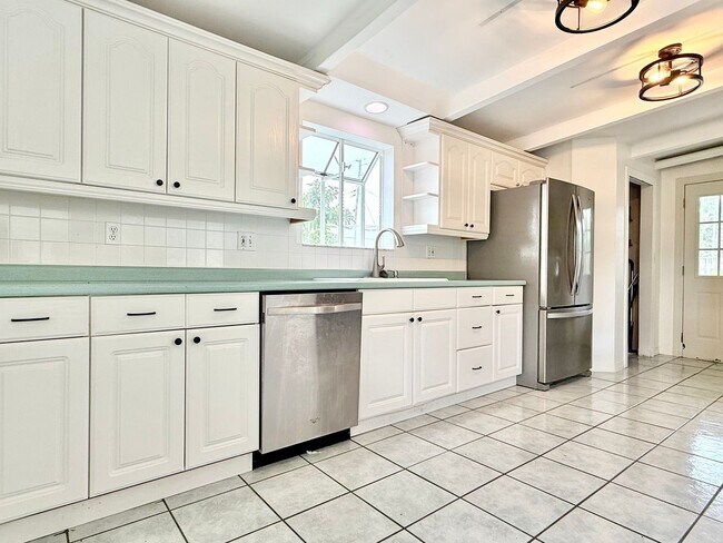 Building Photo - Charming updated 3Bedrooms 1Bath Home in p...