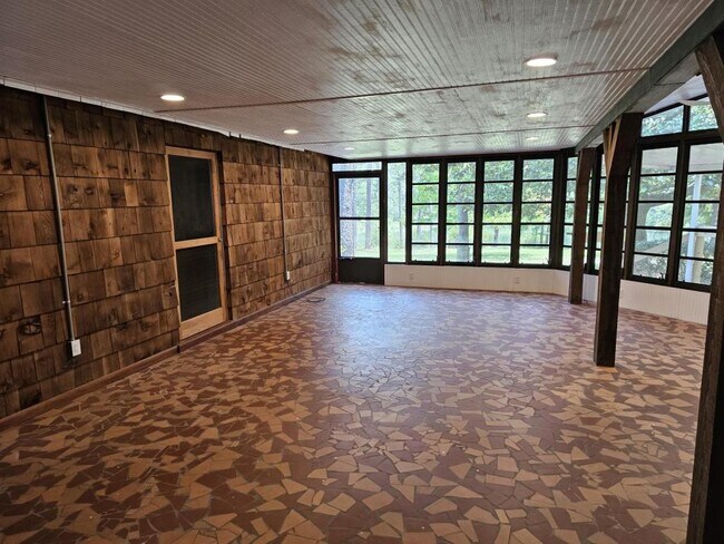 Building Photo - 661 Brookmeade Dr