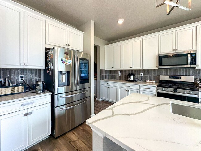 Building Photo - Almost Brand New Meadowlark 4bd 3.5ba home