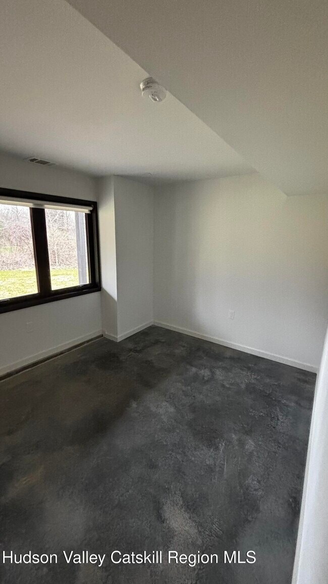 Building Photo - 13 Regal Rd