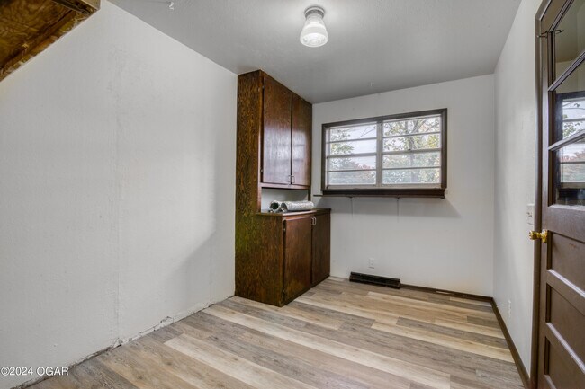 Building Photo - 2404 Iron Gates Rd