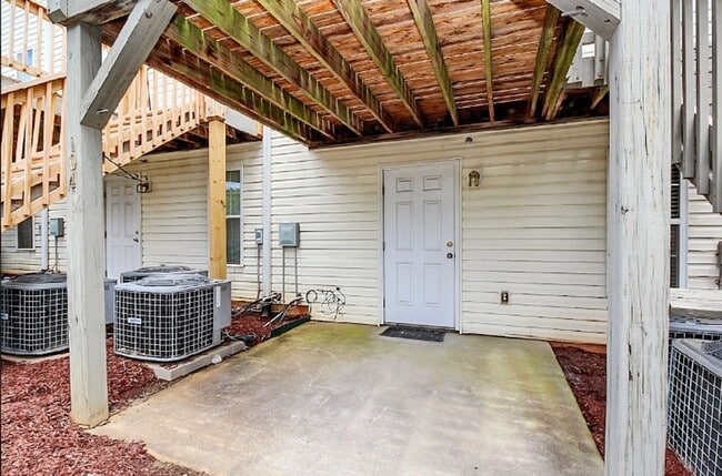 Building Photo - Charming 1 Bedroom/1 Bathroom Condo - Newl...